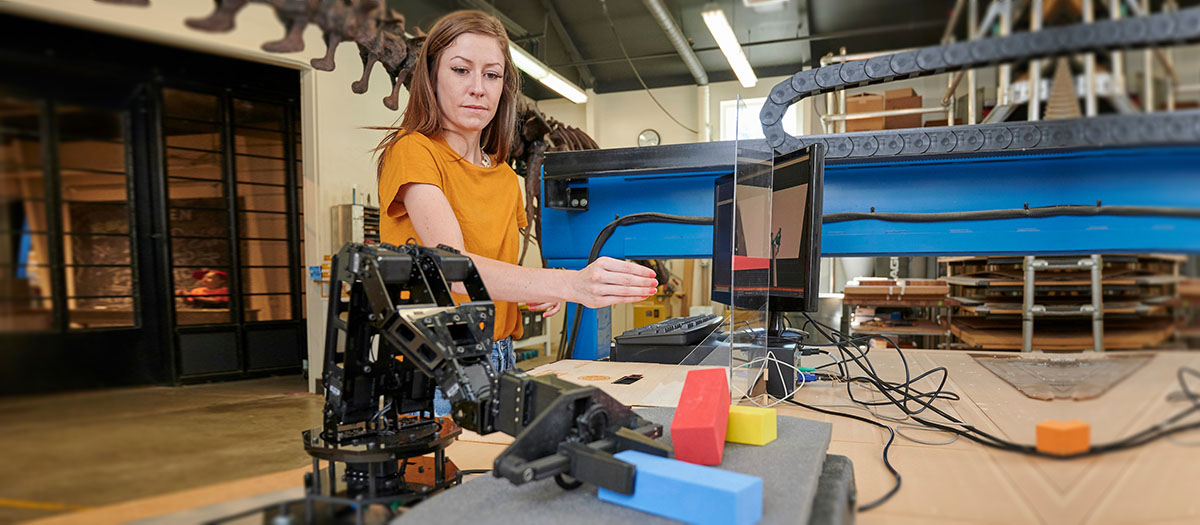 U of I Engineering Students Prototype Robotic Arm for Discovery Science Center